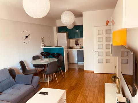 Kitchen or kitchenette, Living room, Seating area, Dining area