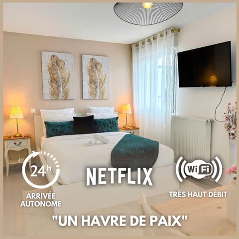 Bed, Night, TV and multimedia, Living room, Photo of the whole room, Seating area, Bedroom, heating, heating, towels, towels