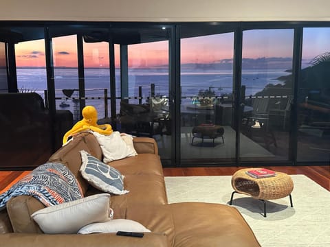 Communal lounge/ TV room, Balcony/Terrace, Seating area, Sea view