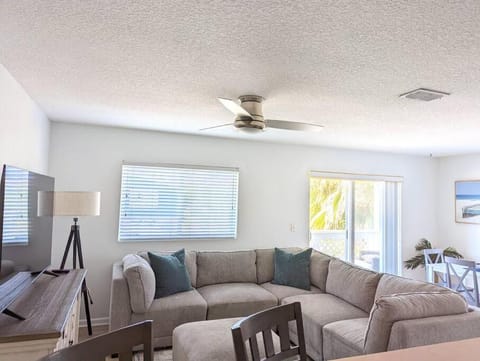 TV and multimedia, Living room, Seating area, fireplace