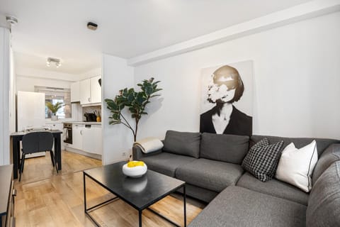 Kitchen or kitchenette, Living room, Seating area, Dining area