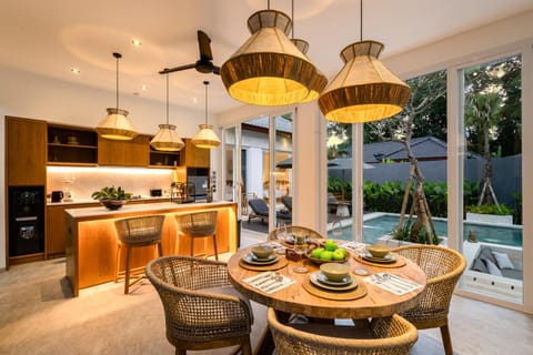 Coffee/tea facilities, View (from property/room), Kitchen or kitchenette, Dining area, microwave, stove