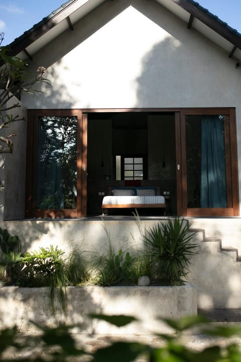 Property building, Patio, Balcony/Terrace, Bedroom