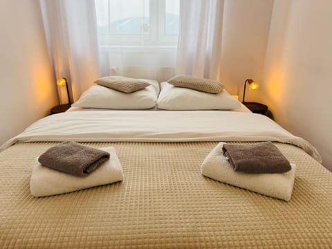 Bed, Photo of the whole room, Bedroom, towels