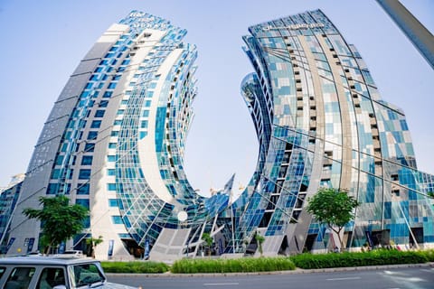Property building, Facade/entrance, Day, City view, Location, Parking
