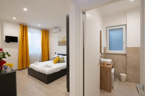 Toilet, Bed, Bathroom, TV and multimedia, Photo of the whole room, Bedroom, towels