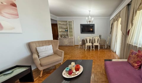 TV and multimedia, Living room, Seating area, Dining area