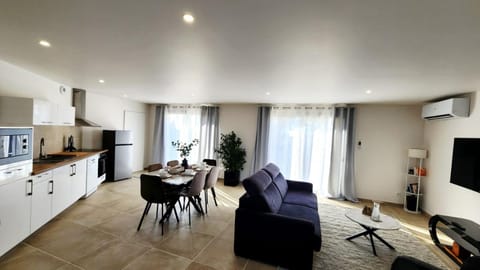 TV and multimedia, Living room, Dining area, air conditioner