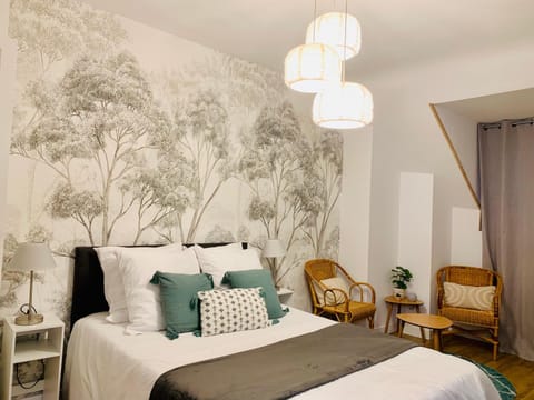 Bed, Photo of the whole room, Seating area, Bedroom