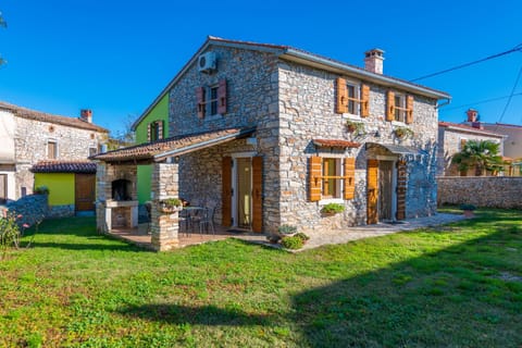 Property building, Day, Garden, Garden view