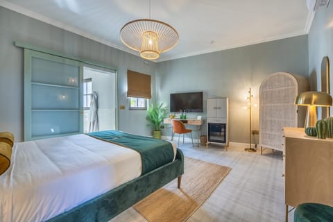 Bed, TV and multimedia, Photo of the whole room