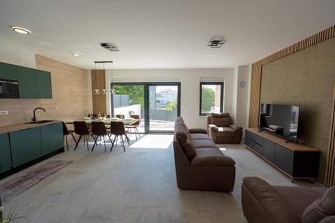 TV and multimedia, Kitchen or kitchenette, Living room, Seating area, Dining area