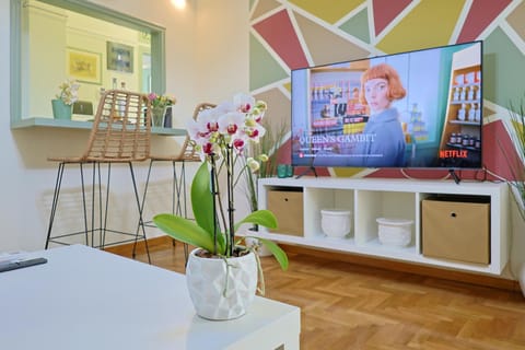 Communal lounge/ TV room, TV and multimedia, Decorative detail, Dining area, Evening entertainment, Family