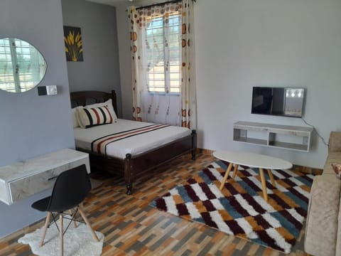 Bed, TV and multimedia, Photo of the whole room, Bedroom