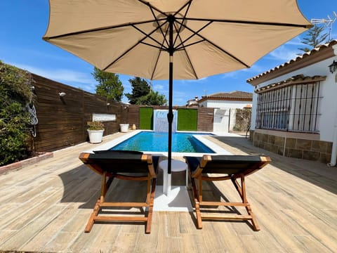 Swimming pool, sunbed