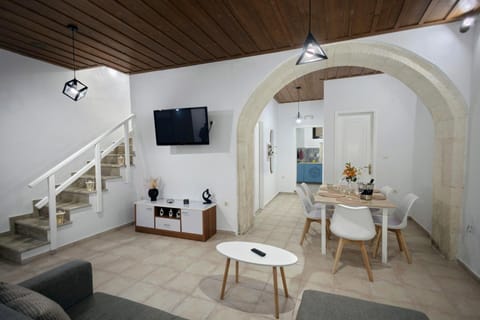 TV and multimedia, Living room, Seating area, Dining area