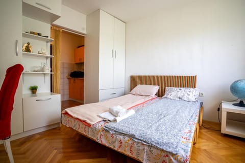 Bed, Bedroom, towels, wardrobe