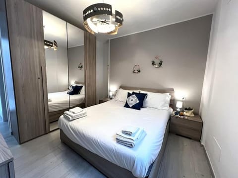 Bed, Photo of the whole room, towels, wardrobe