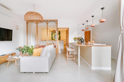 TV and multimedia, Kitchen or kitchenette, Living room, Seating area, Dining area