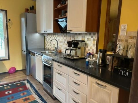 Coffee/tea facilities, Kitchen or kitchenette, pet friendly, stove