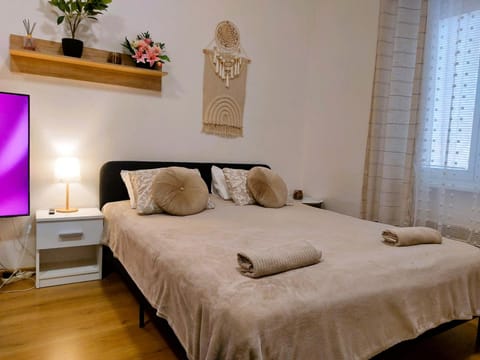 Bed, TV and multimedia, Bedroom, towels