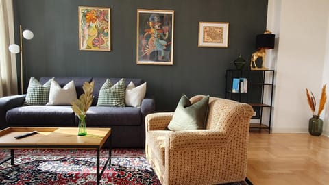 Living room, Seating area