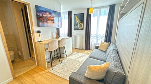 TV and multimedia, View (from property/room), View (from property/room), Living room, Seating area, Dining area, City view, Street view, Street view, Quiet street view