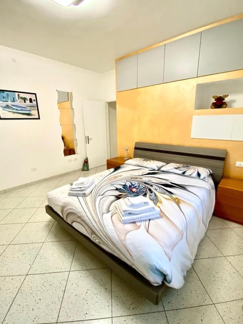Bed, Photo of the whole room, Decorative detail, Bedroom, towels