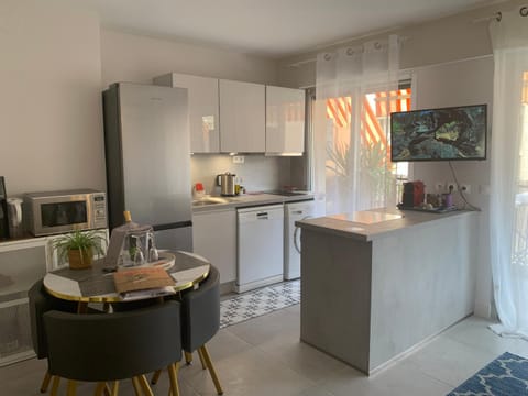 Coffee/tea facilities, Dining area, dishwasher, oven, stove