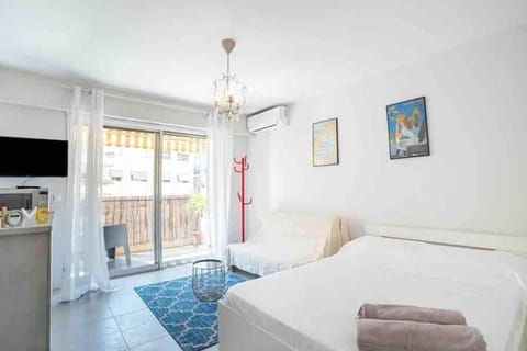 Bed, TV and multimedia, Photo of the whole room, air conditioner