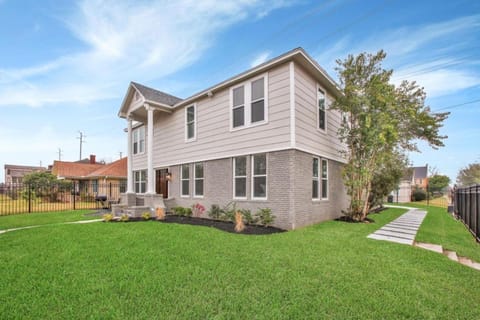 Gated Home and Parking I Sleeps up to 24 I Perfect for large groups House in Houston