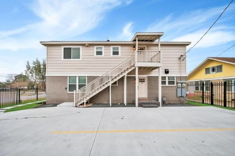 Gated Home and Parking I Sleeps up to 24 I Perfect for large groups House in Houston