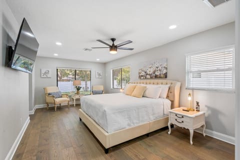 Bed, TV and multimedia, Seating area, Bedroom