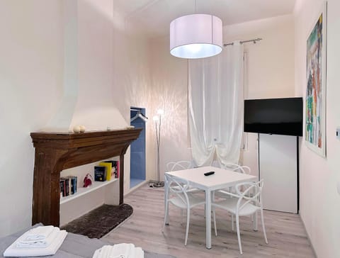 TV and multimedia, Photo of the whole room, Bedroom, locker, air conditioner