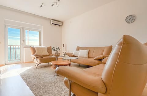 Living room, Seating area, air conditioner