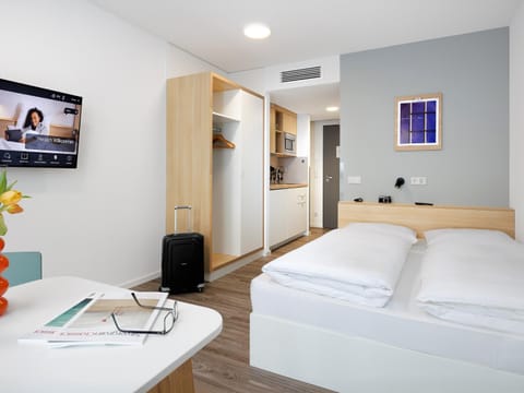 Bed, TV and multimedia, Photo of the whole room, wardrobe