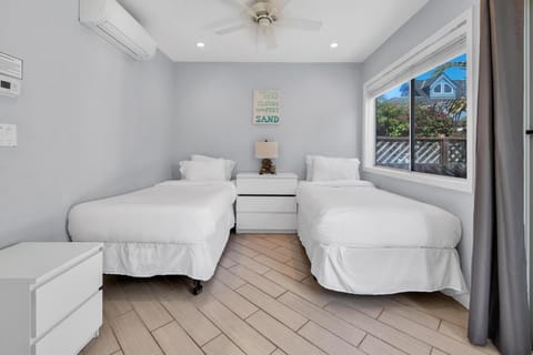 Stunning Beach Haven! Steps to the Beach & Pet Friendly! House in Mission Beach