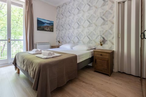 Bed, Bedroom, towels