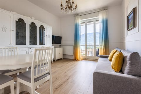 Communal lounge/ TV room, TV and multimedia, Living room, Dining area