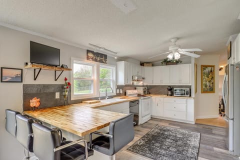 Deck and Views Secluded Retreat in Fairview! House in Fairview