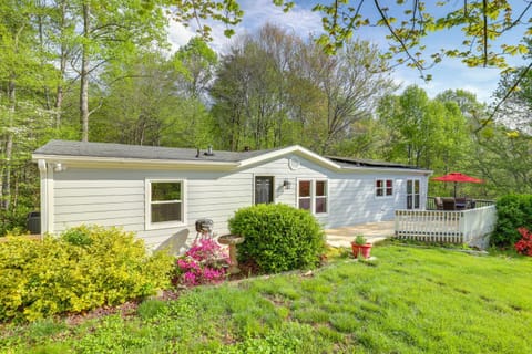 Deck and Views Secluded Retreat in Fairview! House in Fairview