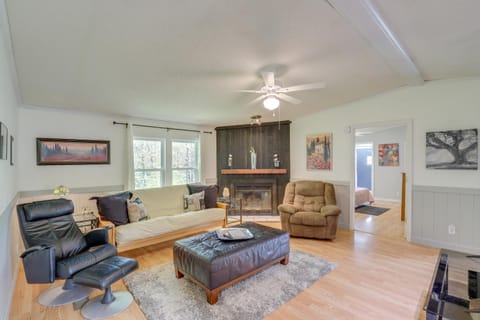 Deck and Views Secluded Retreat in Fairview! House in Fairview