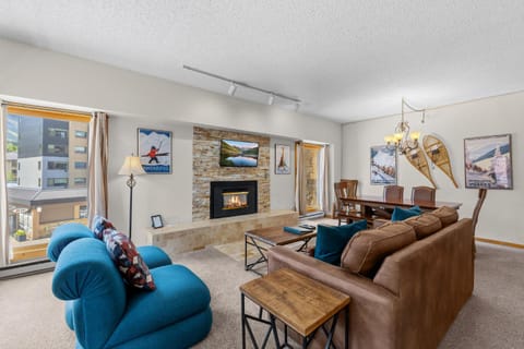 Day, TV and multimedia, Living room, Seating area, Dining area, fireplace, furniture
