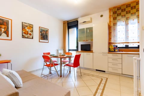 Kitchen or kitchenette, Dining area, stove