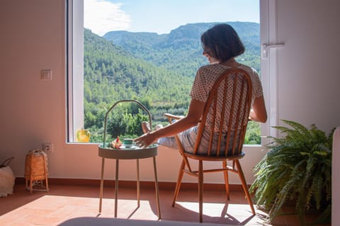 Coffee/tea facilities, Living room, Mountain view, Mountain view