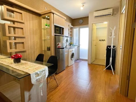Kitchen or kitchenette, Dining area, air conditioner