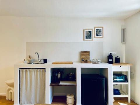 Kitchen or kitchenette, minibar