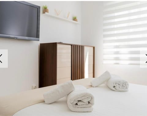 Bed, TV and multimedia, Photo of the whole room, Bedroom, towels