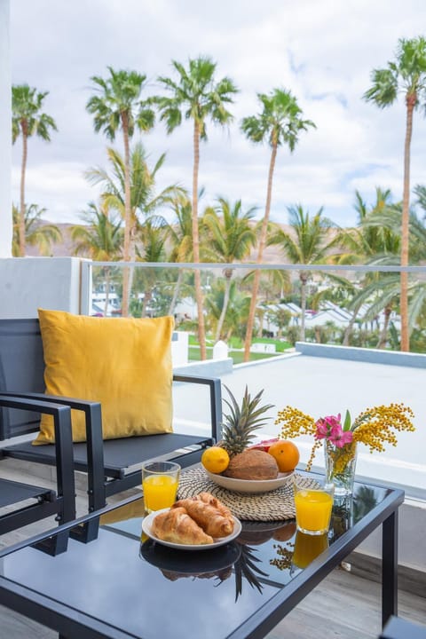 Natural landscape, Balcony/Terrace, Seating area, Dining area