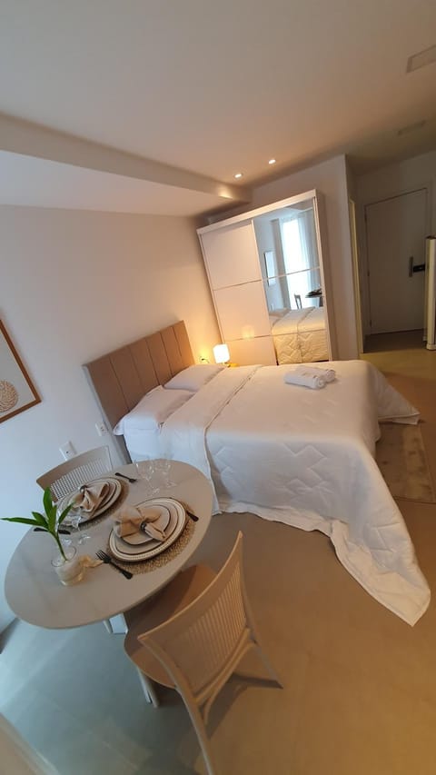 Bed, Dining area, Bedroom, wardrobe